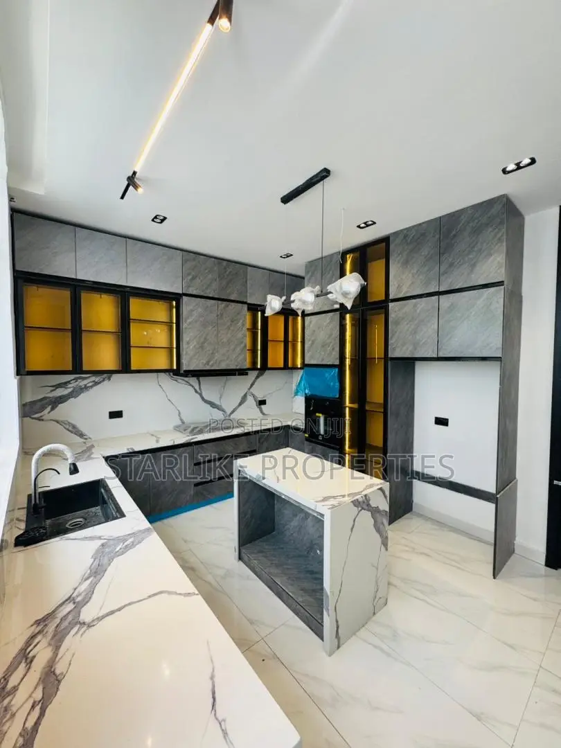 5bdrm Duplex in Chevron for sale in Chevron