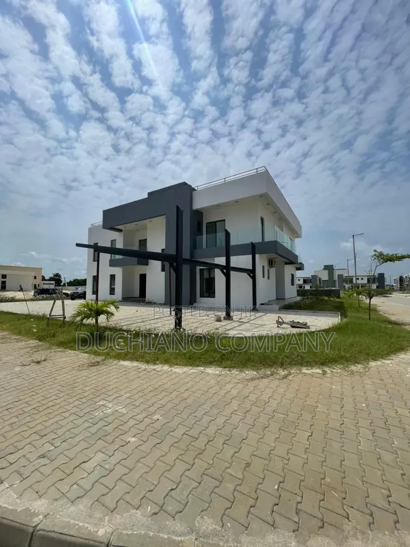 5bdrm Duplex in Maiyegun Beach, Jakande for rent in Jakande