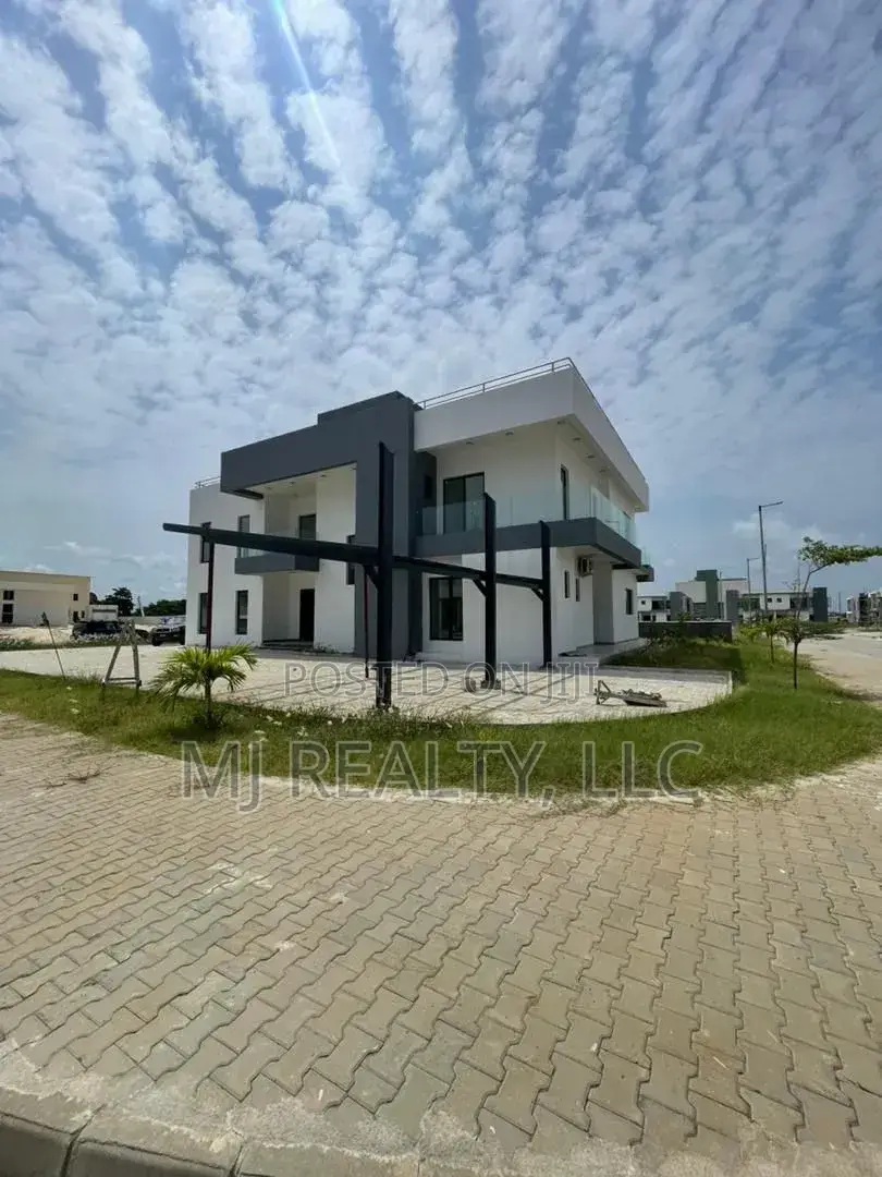 5bdrm Duplex in Maiyegun Beach, Jakande for rent in Jakande