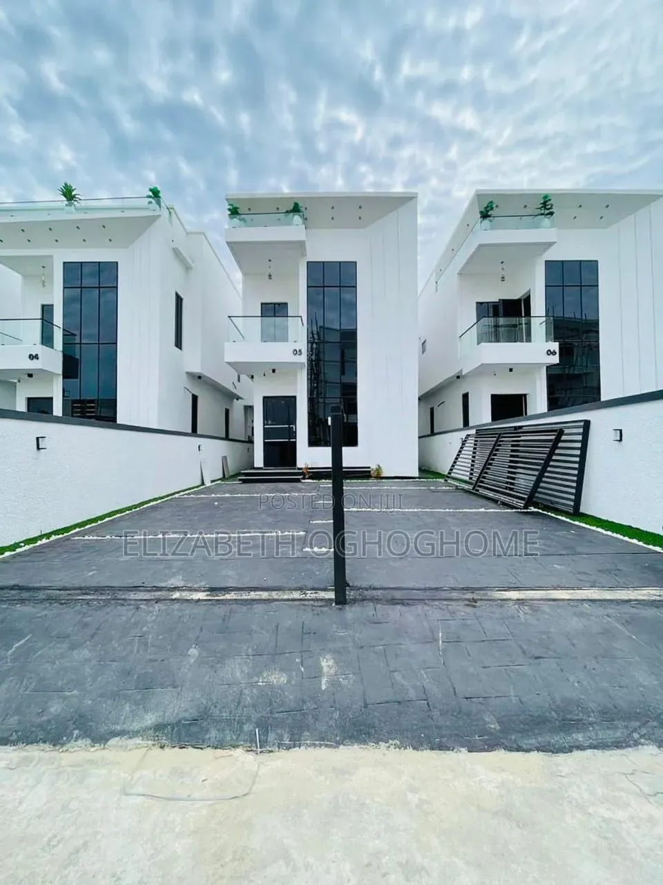 5bdrm Duplex in Chevron for rent in Chevron
