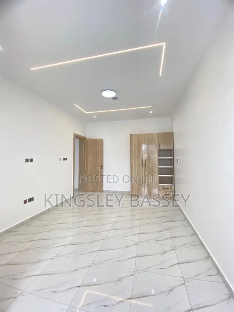 2bdrm Apartment in Newroad, Igbo-efon for sale in Igbo-efon