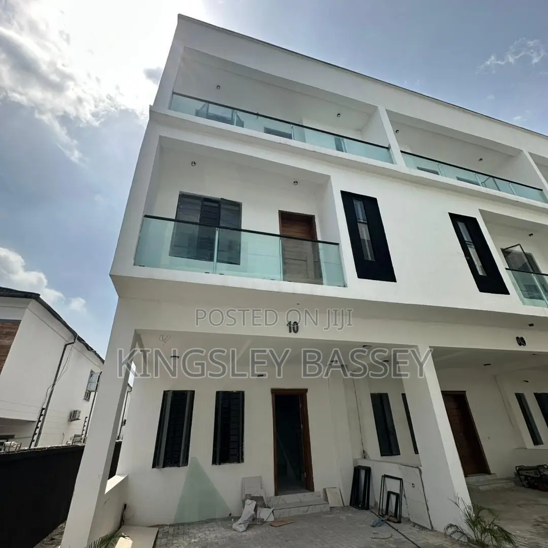 4bdrm Duplex in Orchid Road, Chevron for sale in Chevron