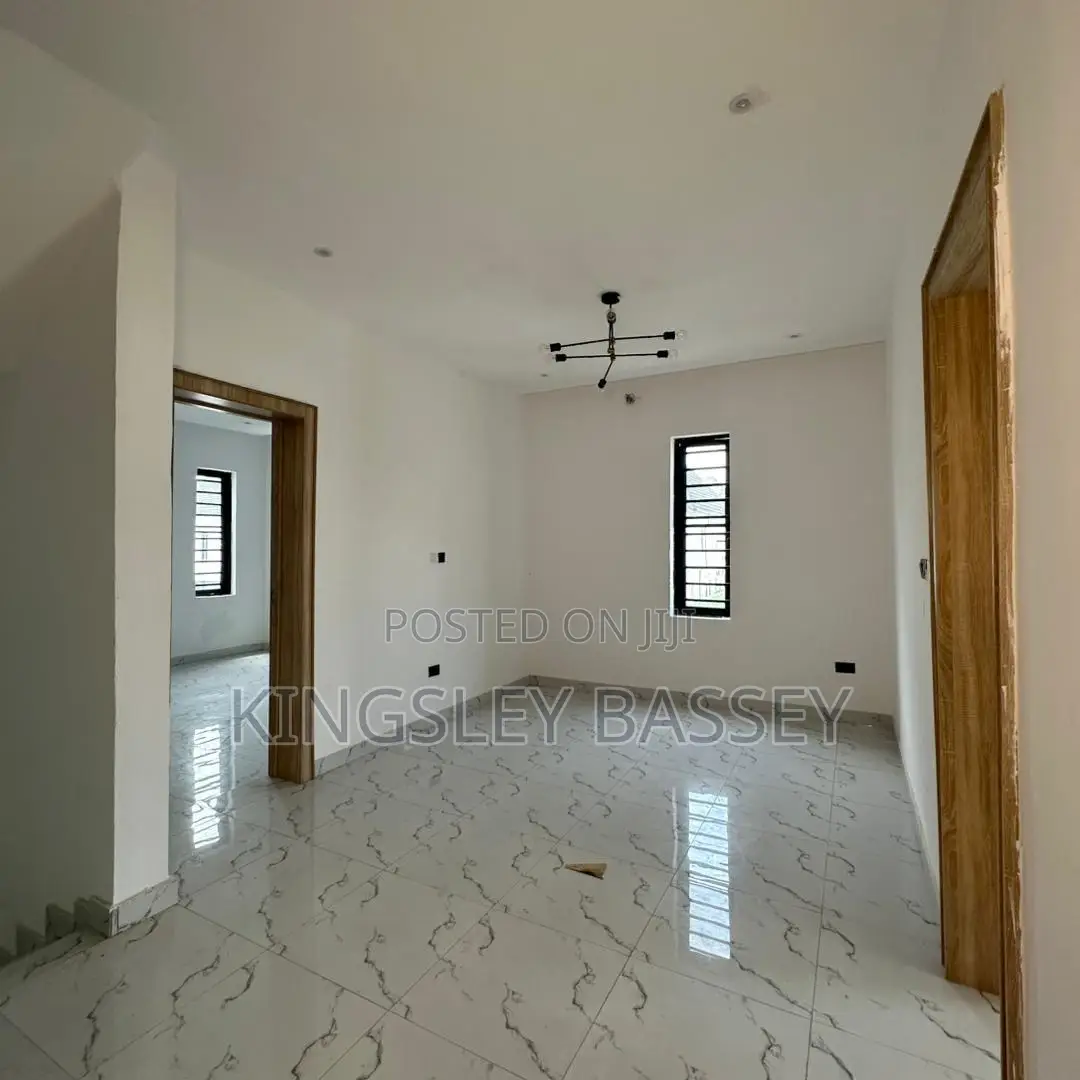 4bdrm Duplex in Orchid Road, Chevron for sale in Chevron