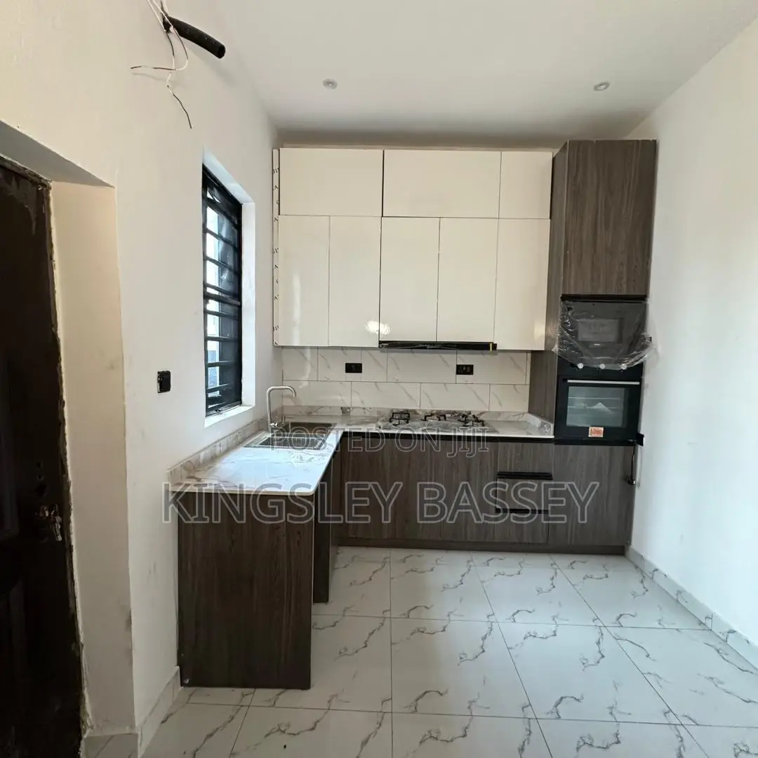 4bdrm Duplex in Orchid Road, Chevron for sale in Chevron