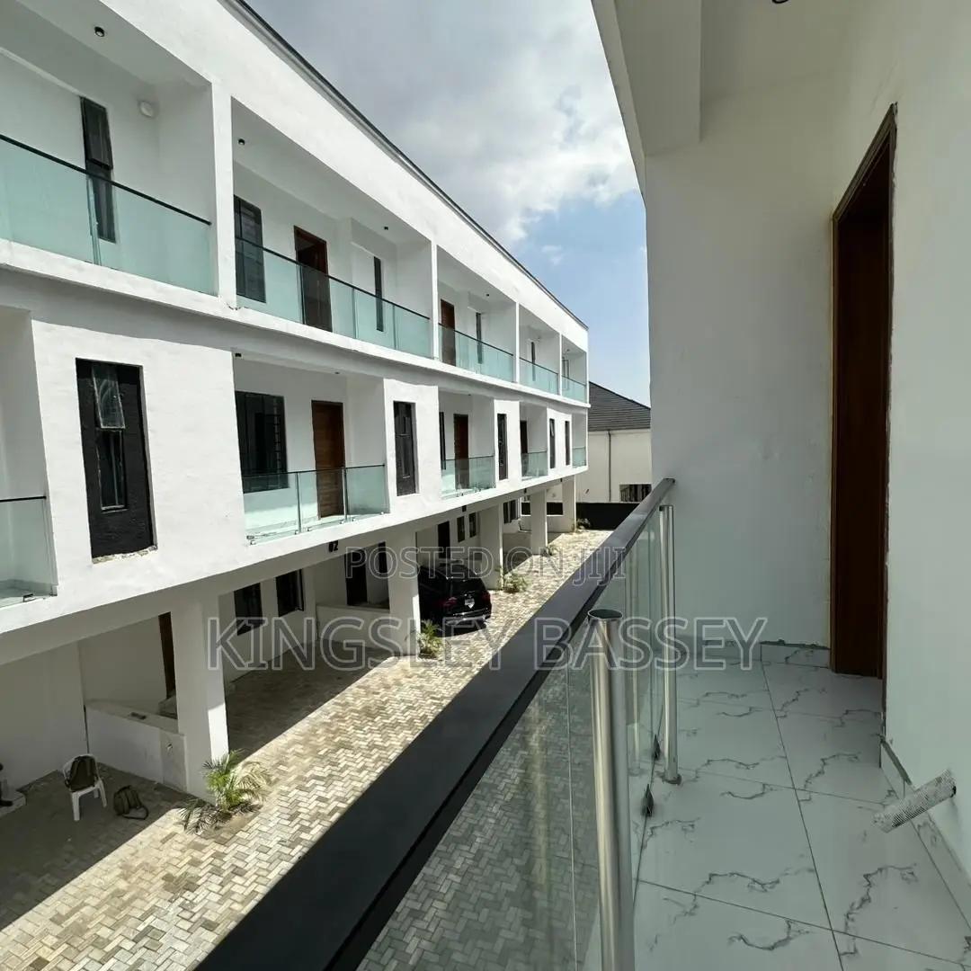 4bdrm Duplex in Orchid Road, Chevron for sale in Chevron