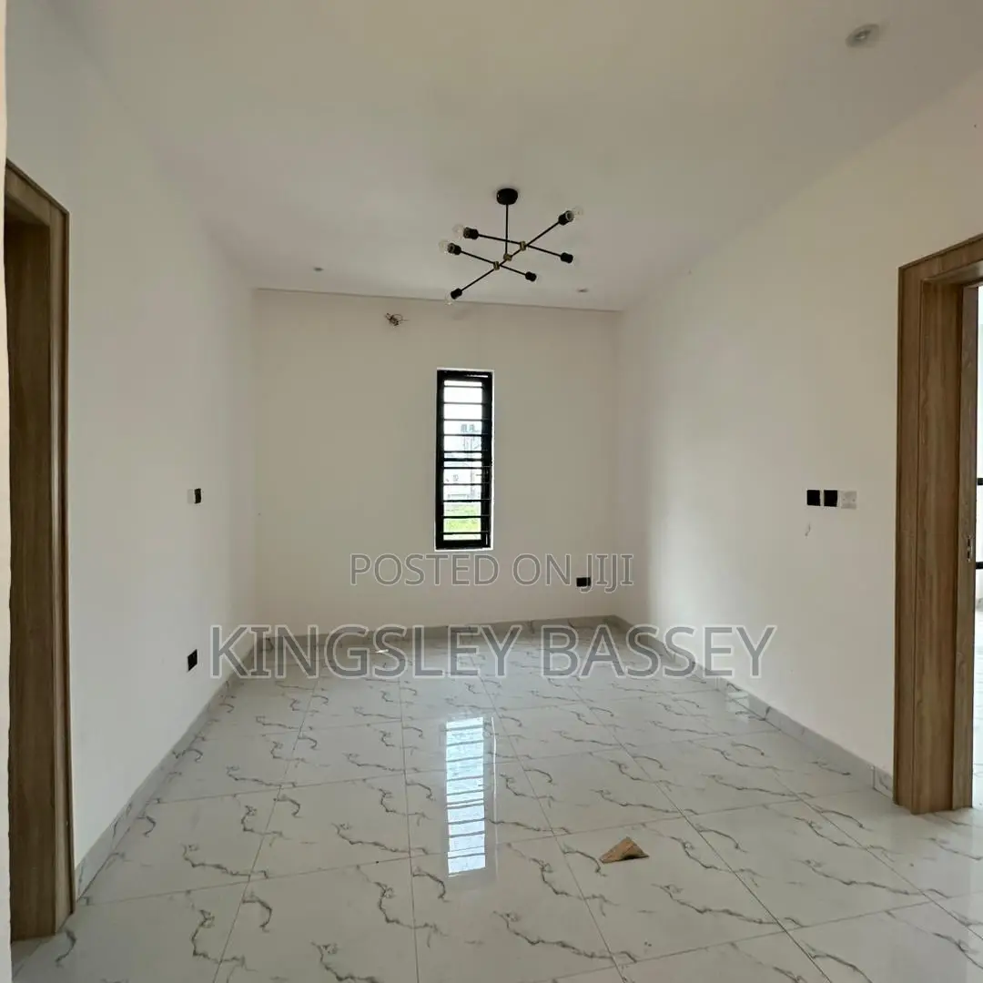 4bdrm Duplex in Orchid Road, Chevron for sale in Chevron