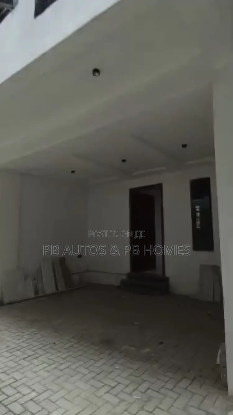 5bdrm Duplex in Ogombo for rent in Ogombo
