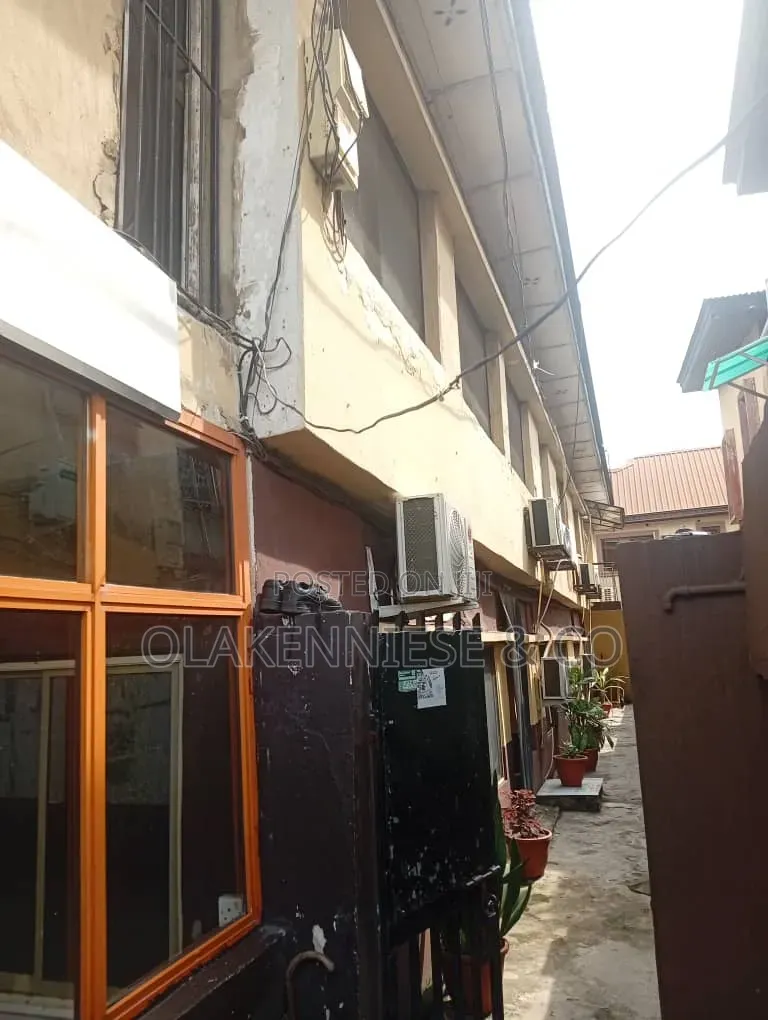 3bdrm Block of Flats in Adelabu for sale in Adelabu