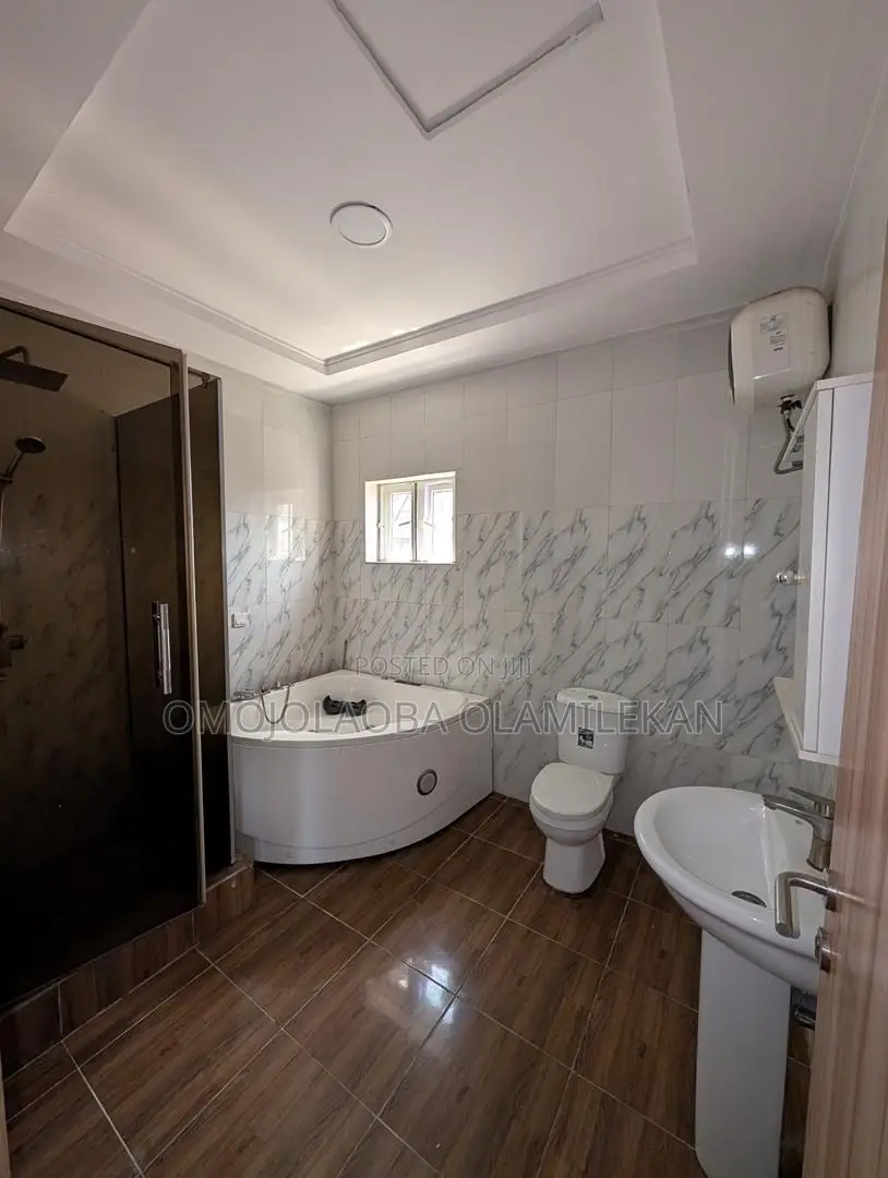 4bdrm Duplex in Chevron for rent in Chevron