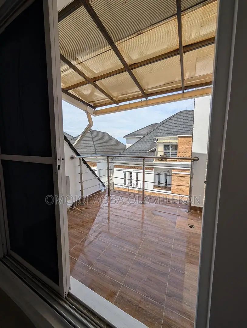 4bdrm Duplex in Chevron for rent in Chevron