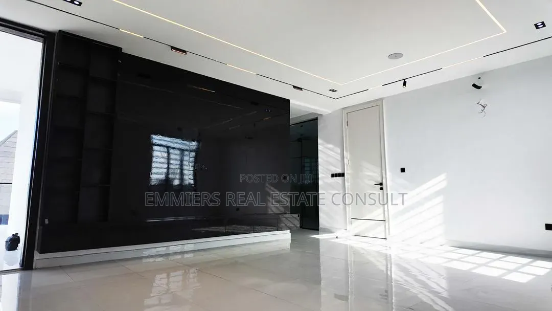 5bdrm Duplex in Ikota for sale in Ikota