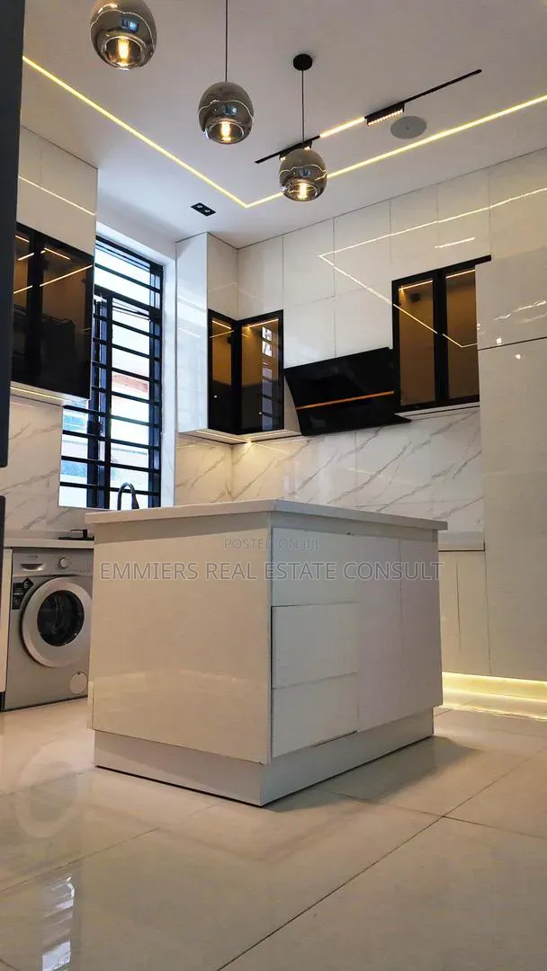 5bdrm Duplex in Ikota for sale in Ikota