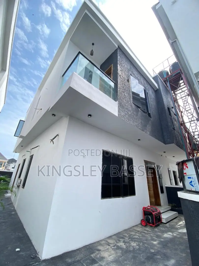 4bdrm Duplex in Orchid Road, Chevron for sale in Chevron