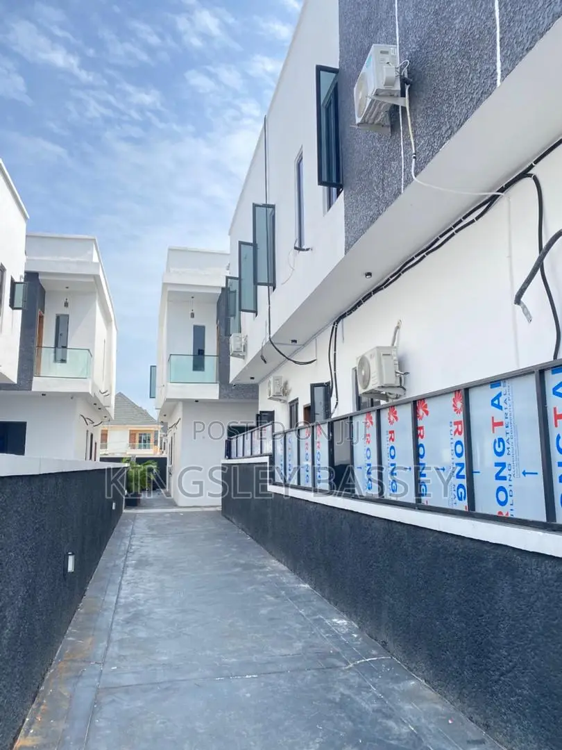 4bdrm Duplex in Orchid Road, Chevron for sale in Chevron