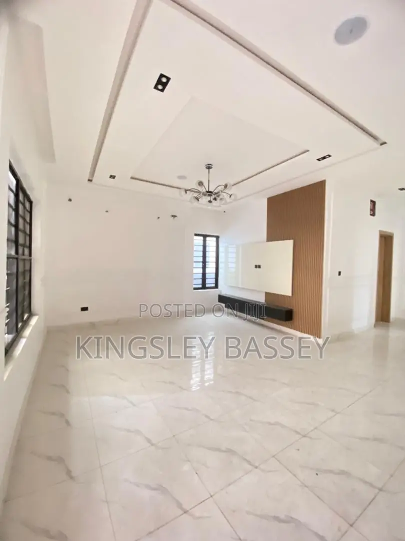 4bdrm Duplex in Orchid Road, Chevron for sale in Chevron