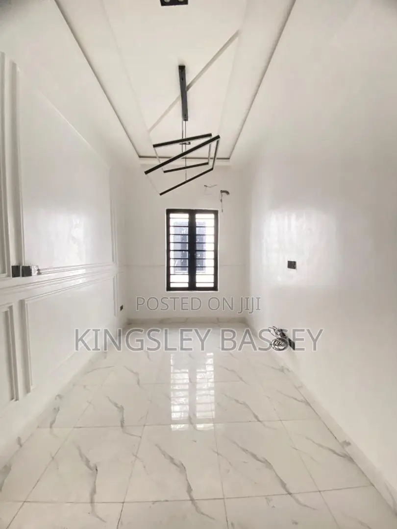 4bdrm Duplex in Orchid Road, Chevron for sale in Chevron