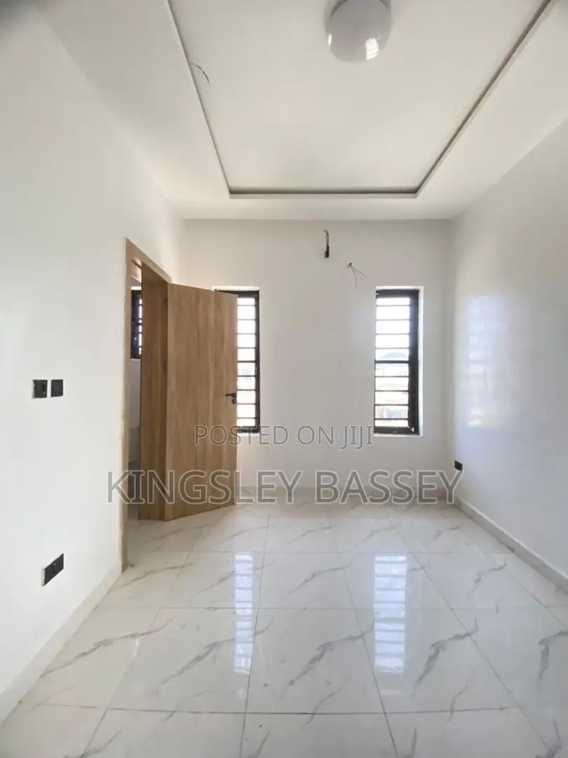 4bdrm Duplex in Orchid Road, Chevron for sale in Chevron