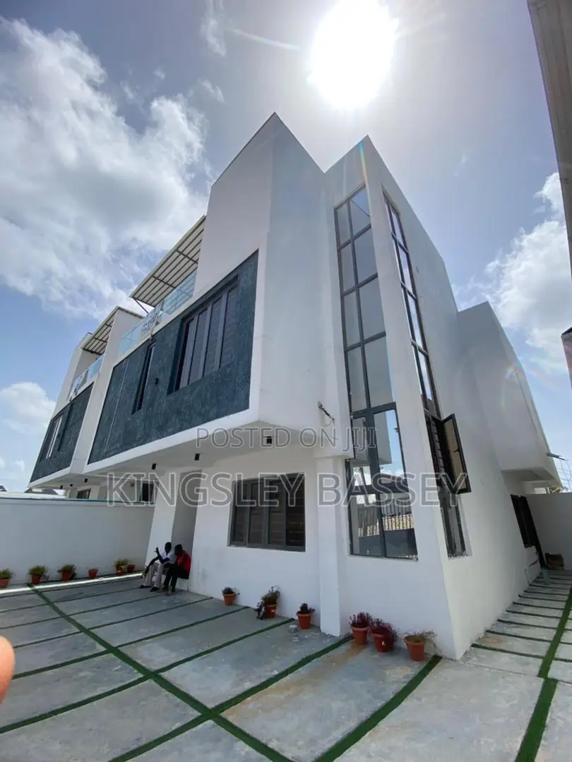 4bdrm Duplex in Ologolo for sale in Ologolo