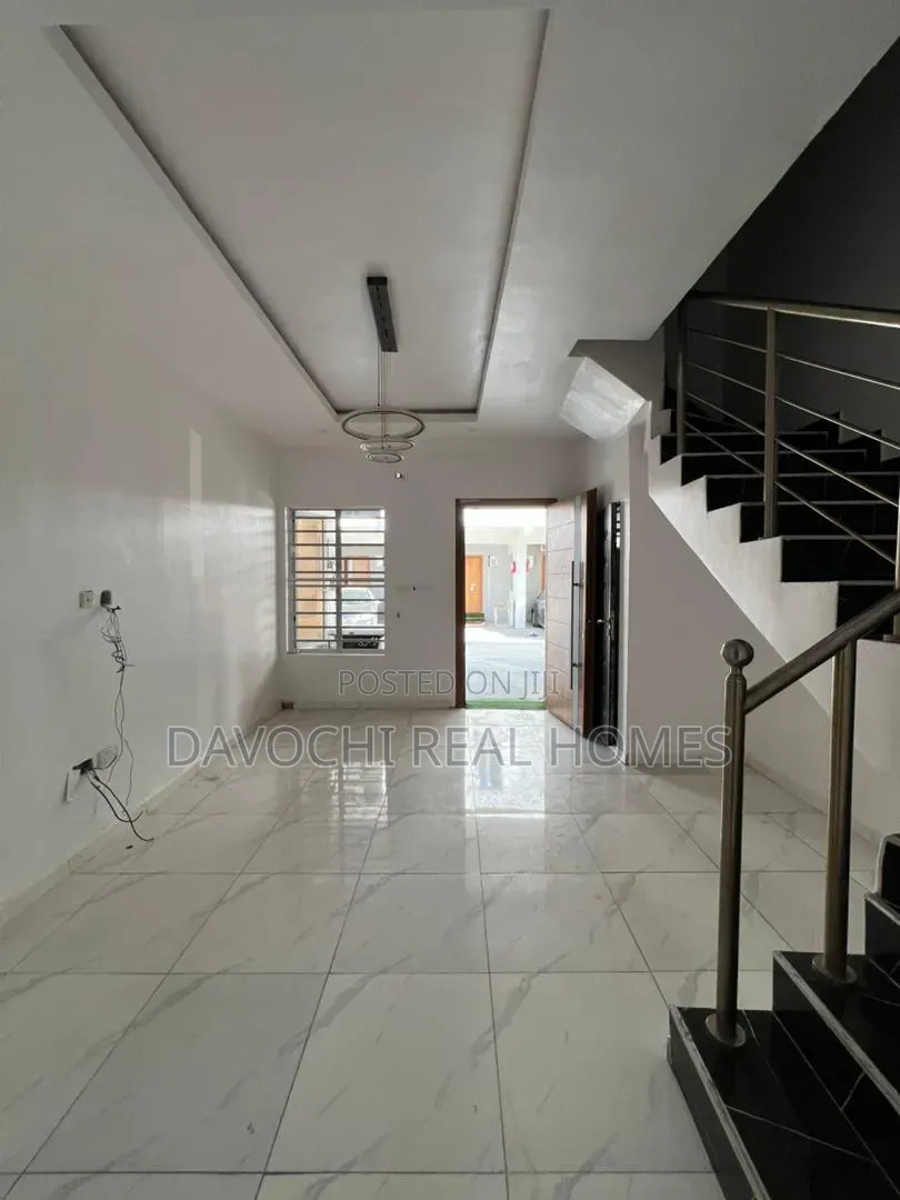 3bdrm Duplex in Ikota for rent in Ikota