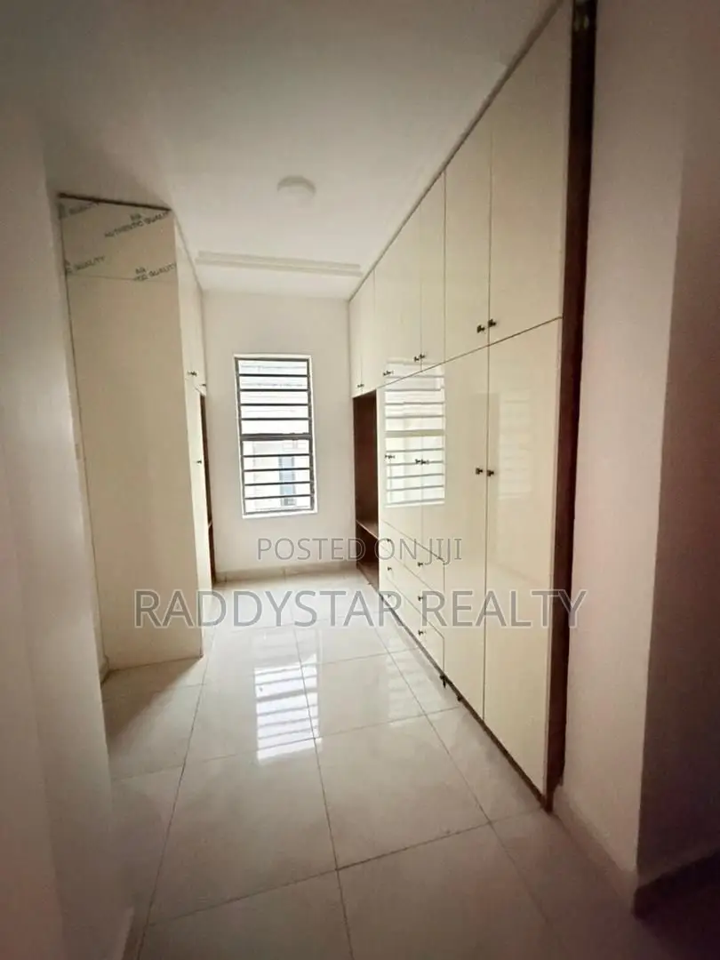 4bdrm Penthouse in Obanikoro for sale in Obanikoro