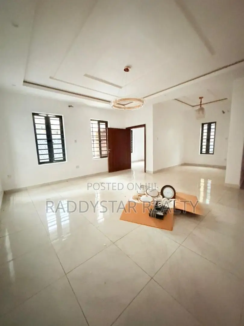 4bdrm Penthouse in Obanikoro for sale in Obanikoro