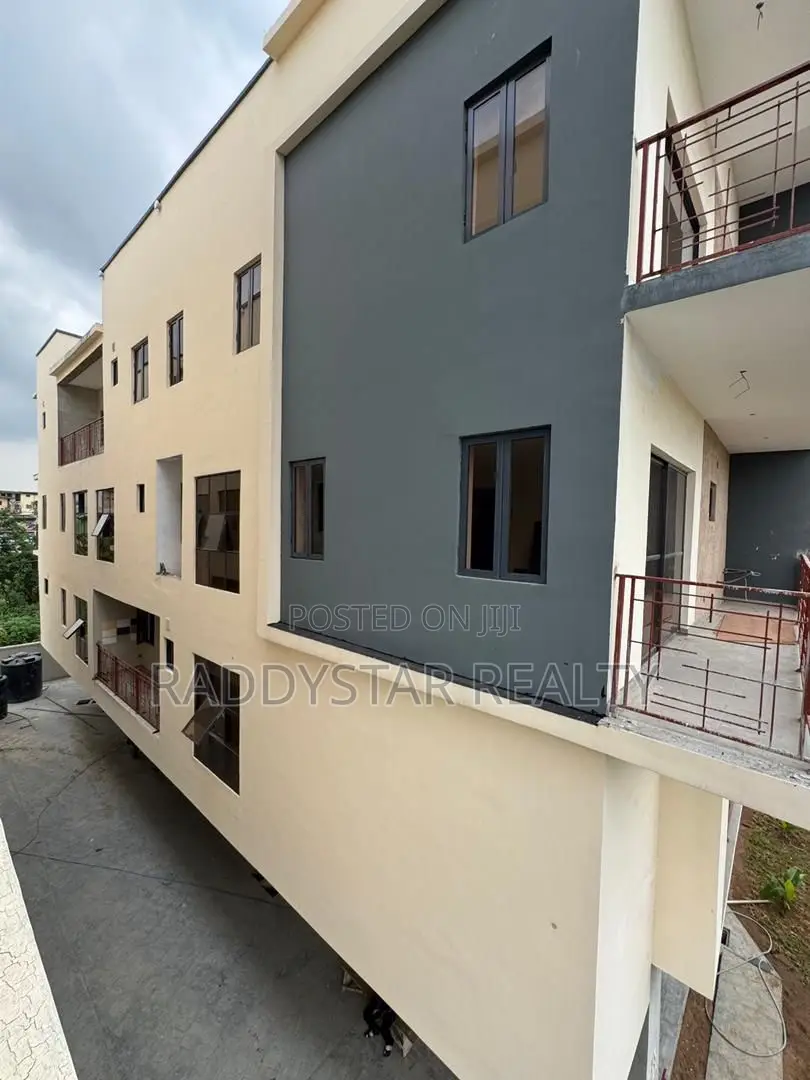 4bdrm Penthouse in Obanikoro for sale in Obanikoro