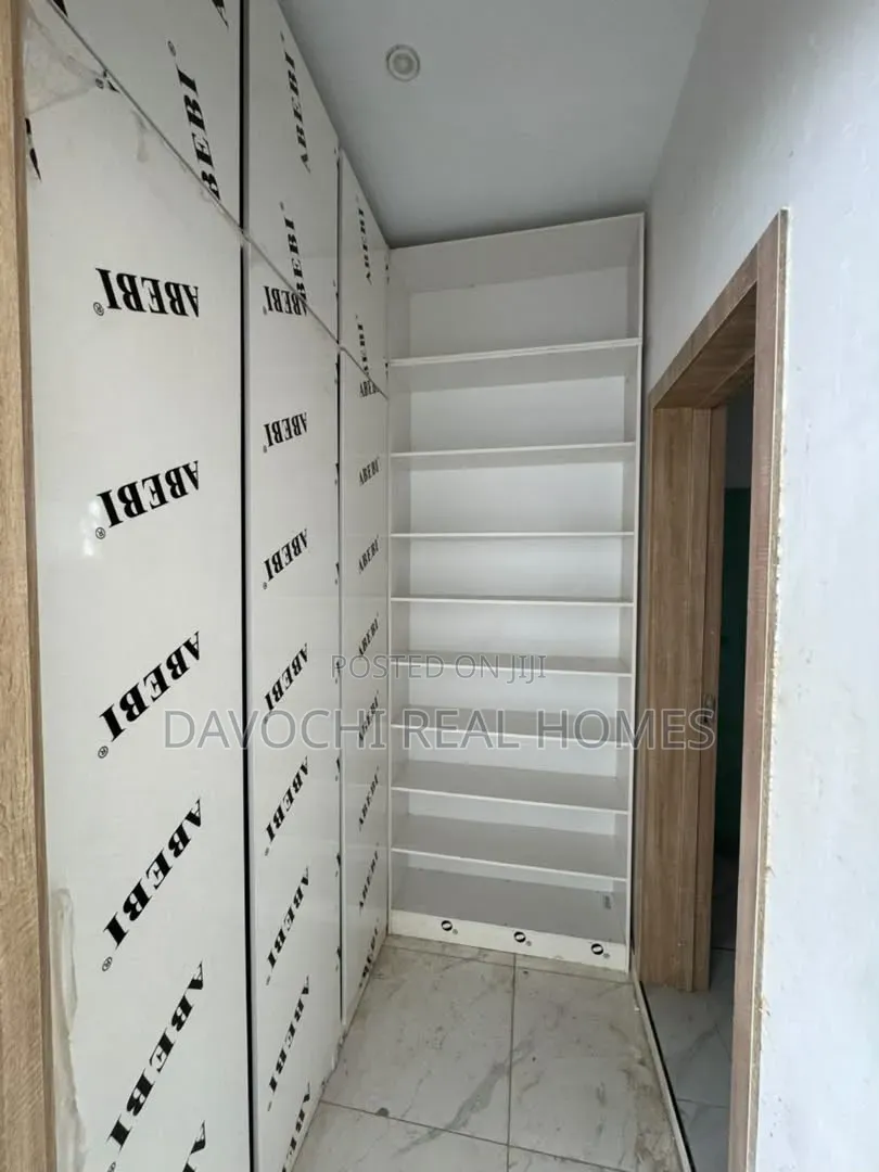3bdrm Apartment in Ikate for sale in Ikate