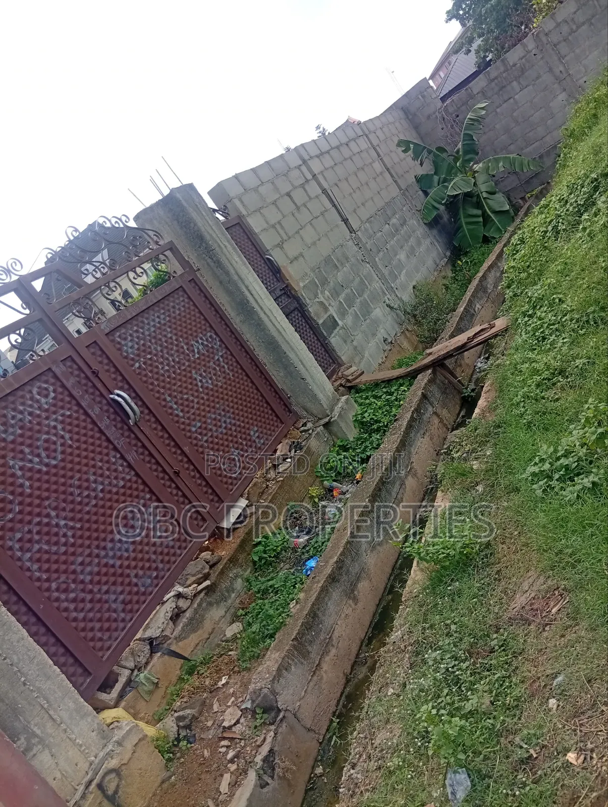 920 SQM Dry Land Fenced With Gate in Atunrase Medina