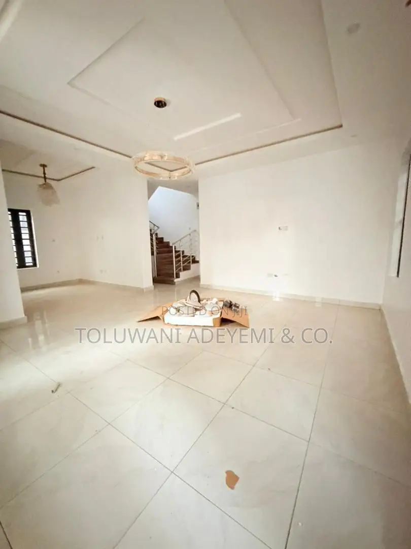 5bdrm House in Magodo, GRA Phase 2 Shangisha for sale in GRA Phase 2 Shangisha