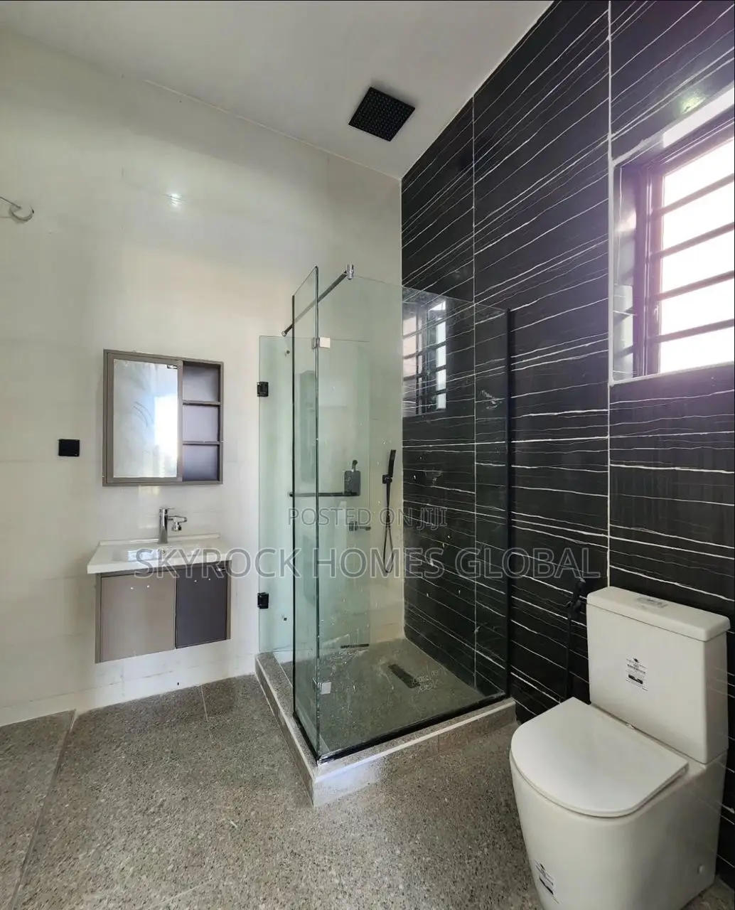 4bdrm Duplex in Chevron for sale in Chevron