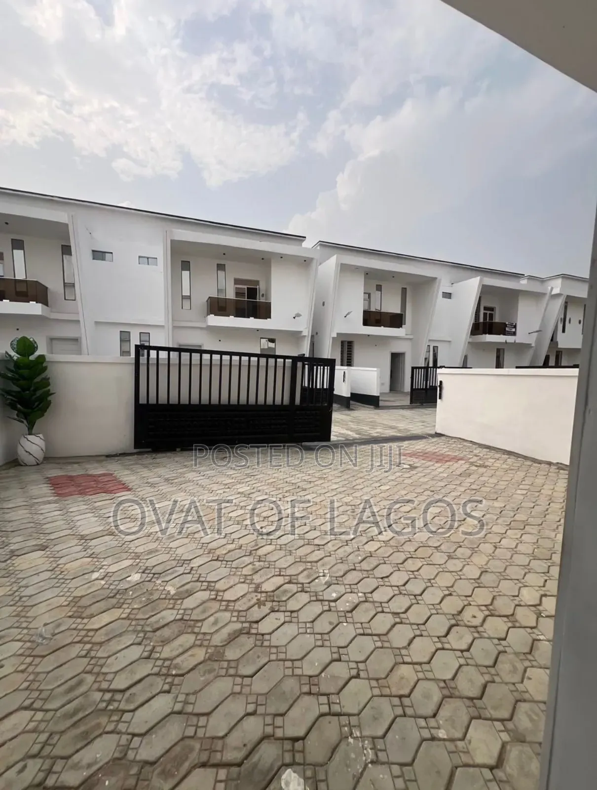4bdrm Duplex in Ikota Villa Estate for rent in Ikota