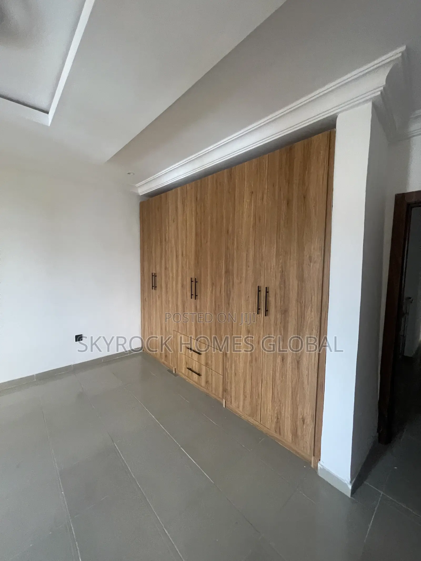 4bdrm Duplex in Chevron for rent in Chevron