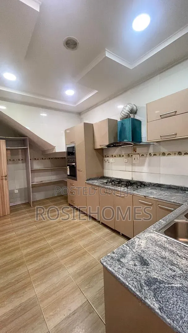 4bdrm Duplex in View Estate, Chevron for rent in Chevron
