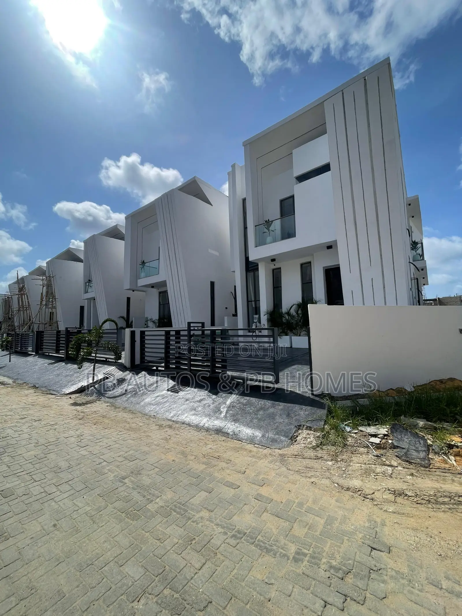 4bdrm Duplex in Chevron for sale in Chevron