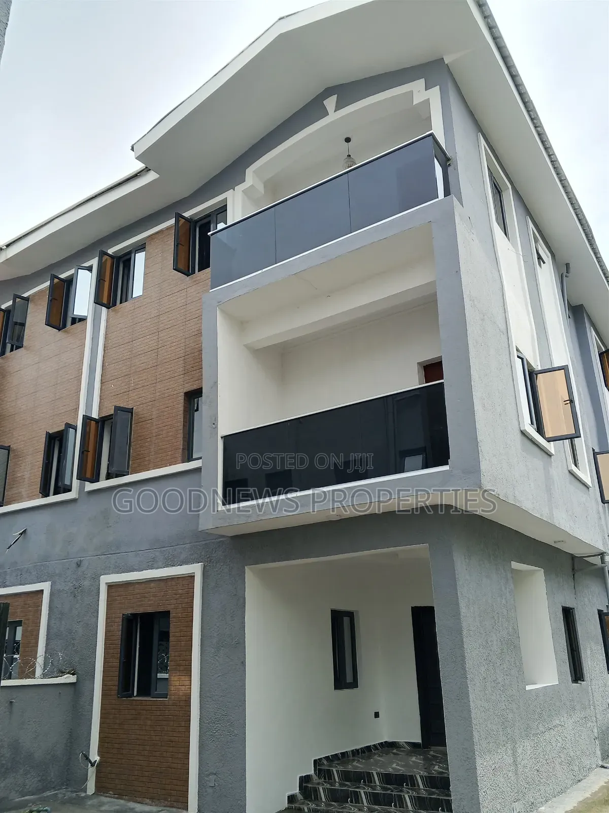 4bdrm Duplex in @ Chevron for rent in Chevron