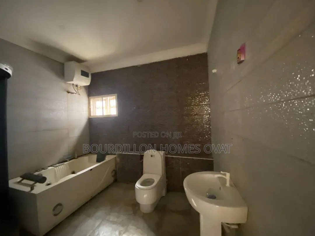 3bdrm Duplex in Ikota Villa Estate for rent in Ikota