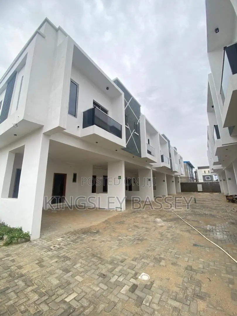 5bdrm Duplex in Chevron for sale in Chevron