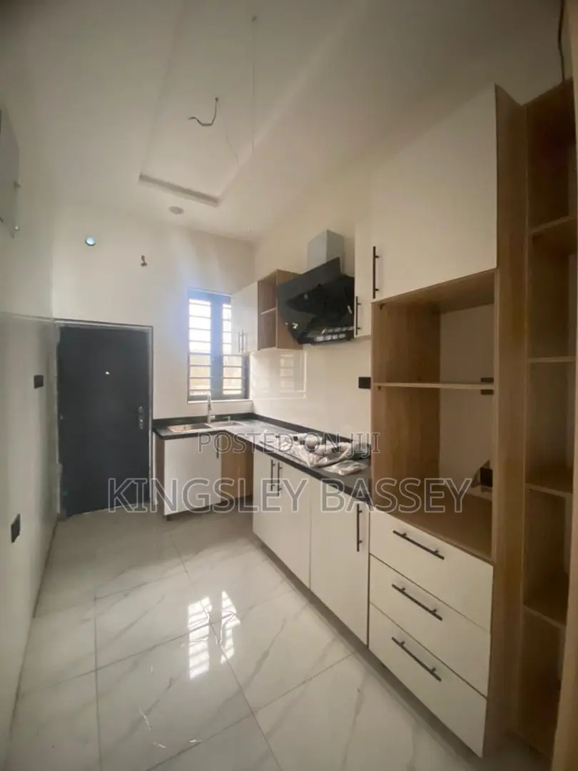5bdrm Duplex in Chevron for sale in Chevron