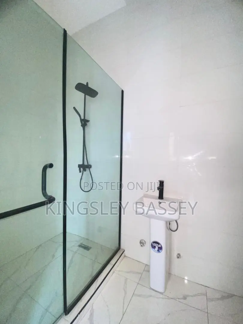 5bdrm Duplex in Chevron for sale in Chevron