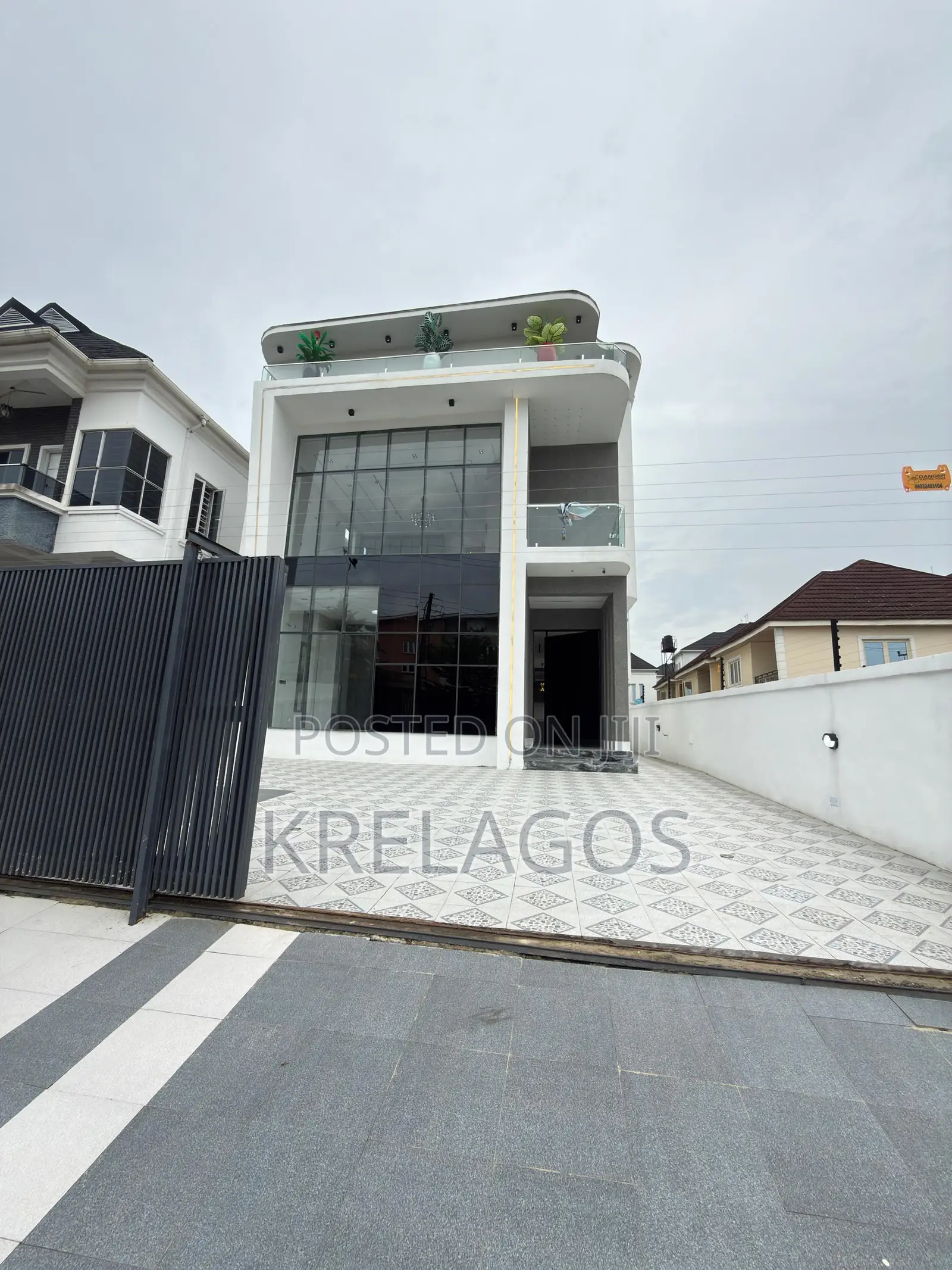 5bdrm Duplex in Chevron for sale in Chevron