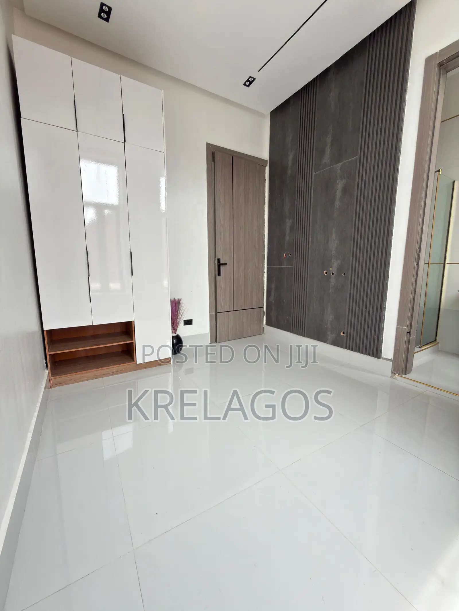 5bdrm Duplex in Chevron for sale in Chevron