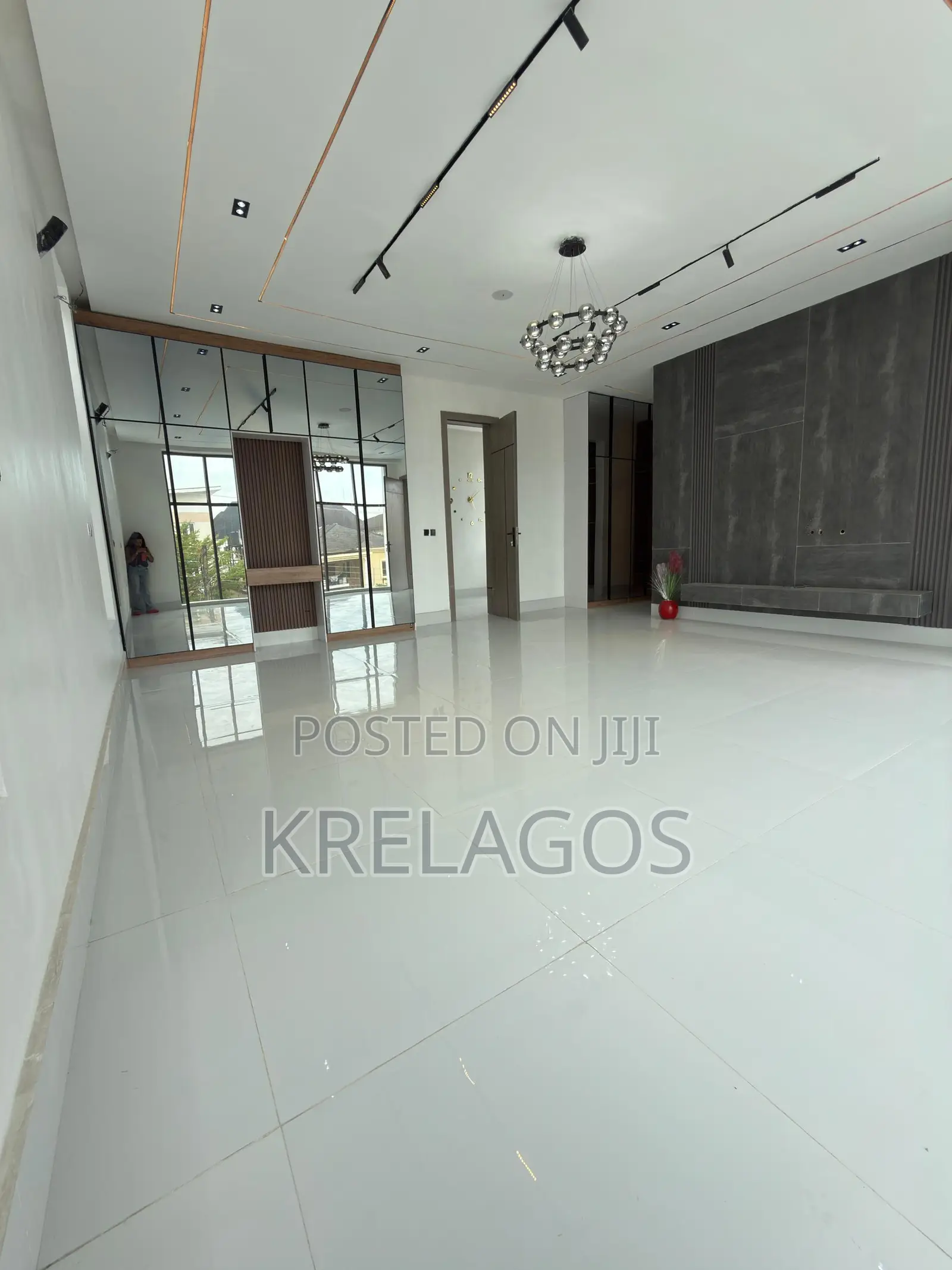 5bdrm Duplex in Chevron for sale in Chevron