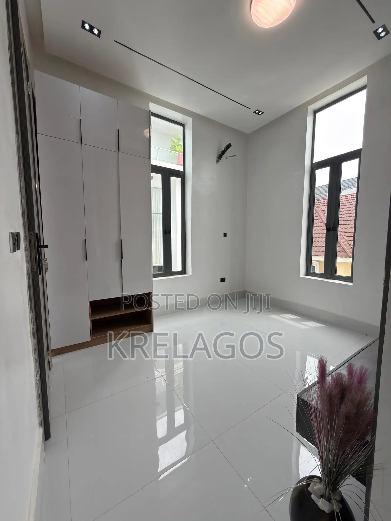 5bdrm Duplex in Chevron for sale in Chevron