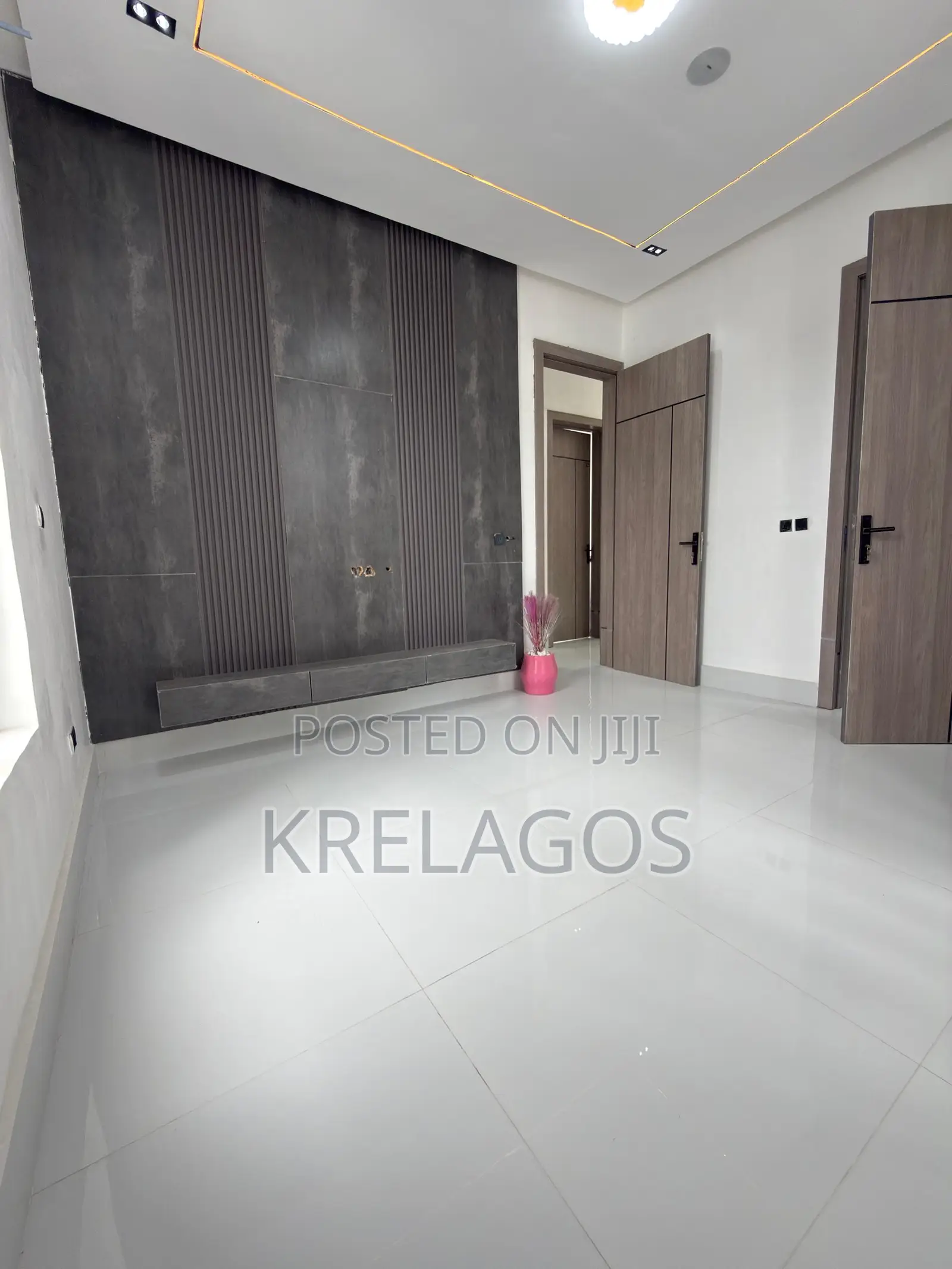 5bdrm Duplex in Chevron for sale in Chevron