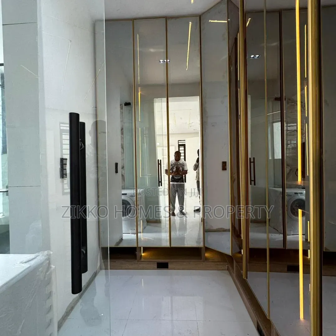 5bdrm Duplex in Lekki Phase 1 for sale in Lekki Phase 1