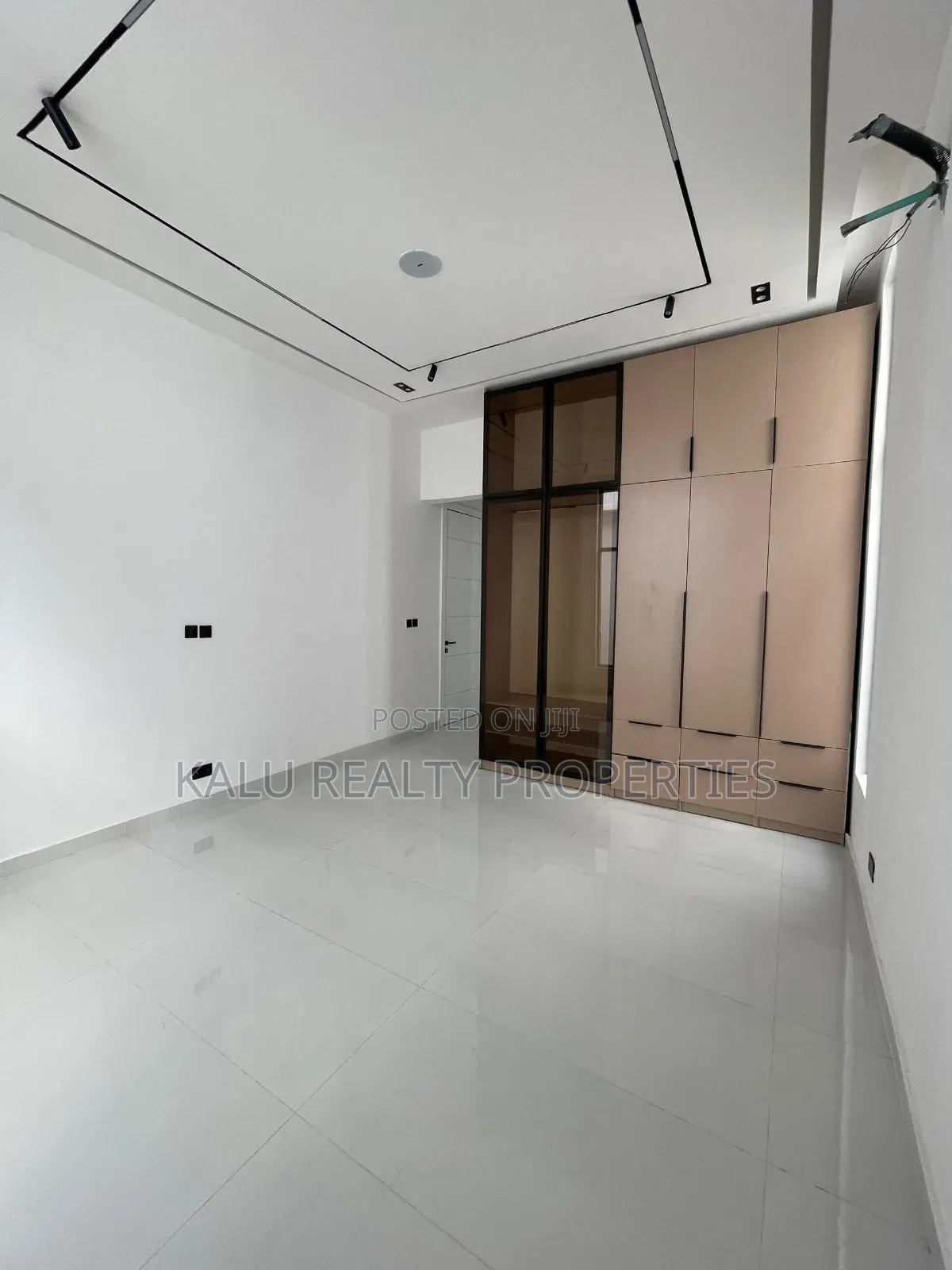 4bdrm Duplex in Chevron Drive for sale in Chevron