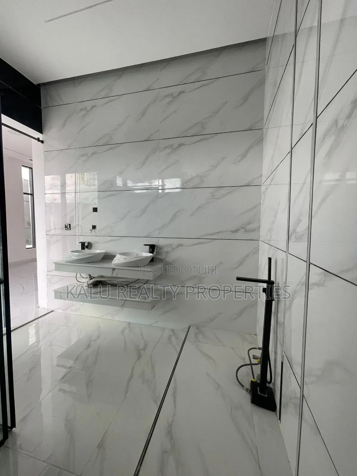 4bdrm Duplex in Chevron Drive for sale in Chevron