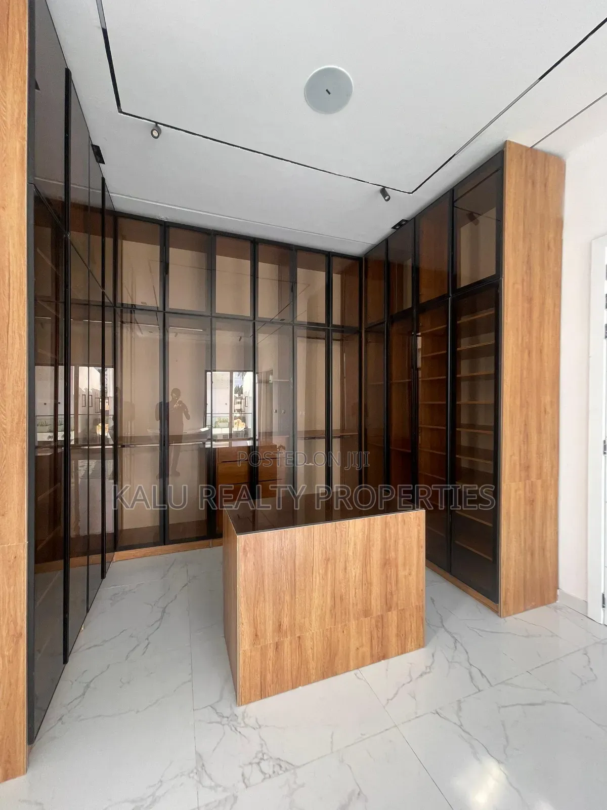 4bdrm Duplex in Chevron Drive for sale in Chevron