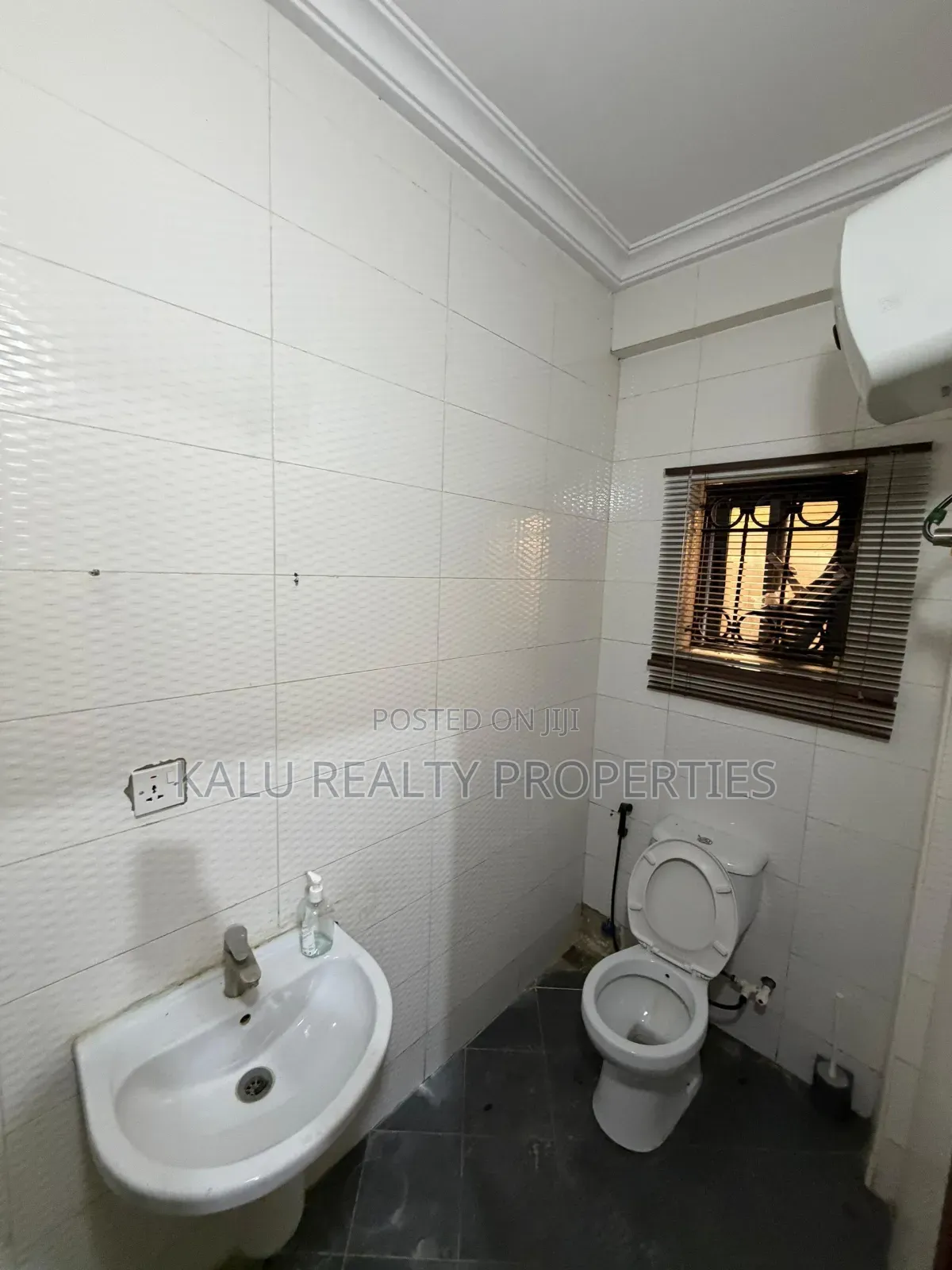 Very Spacious Mall With Ac and Excellent Facilities in Awolowo Road