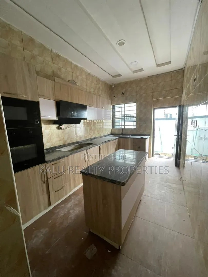 4bdrm Duplex in Chevron Drive for rent in Chevron